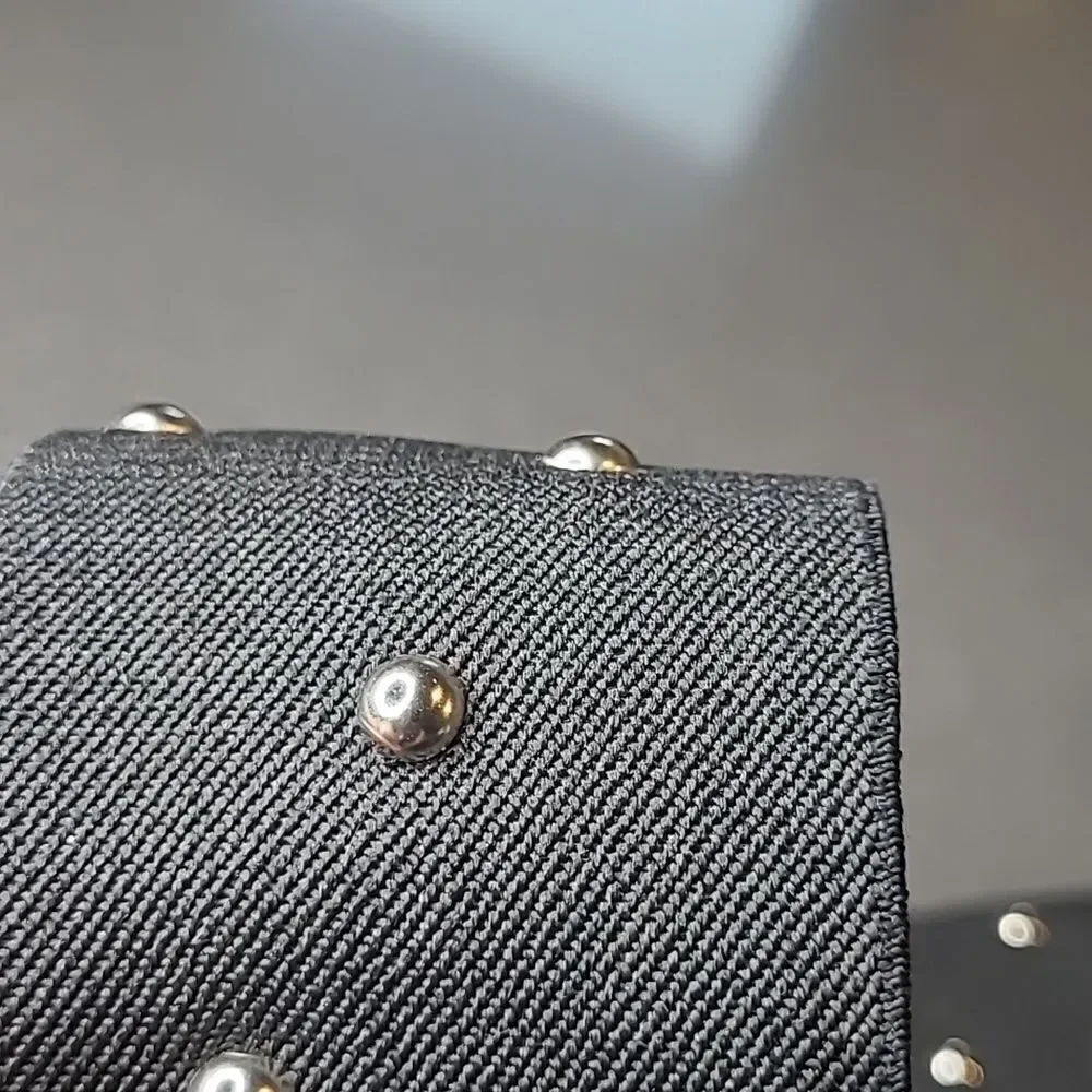 M/L Streatch belt with silver studs and clasp closure